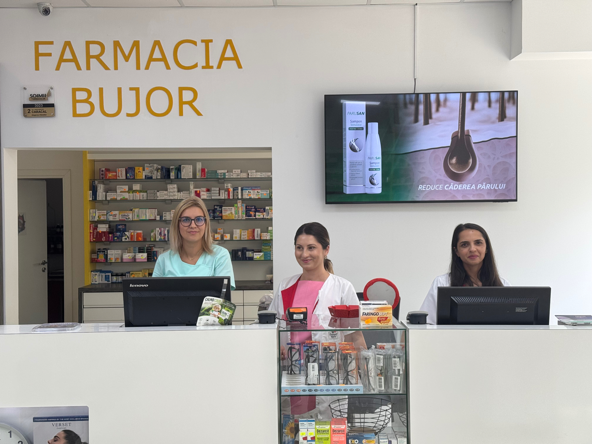 Echipa Farmaciei BUJOR la casele de marcat, sub sigla FARMACIA BUJOR