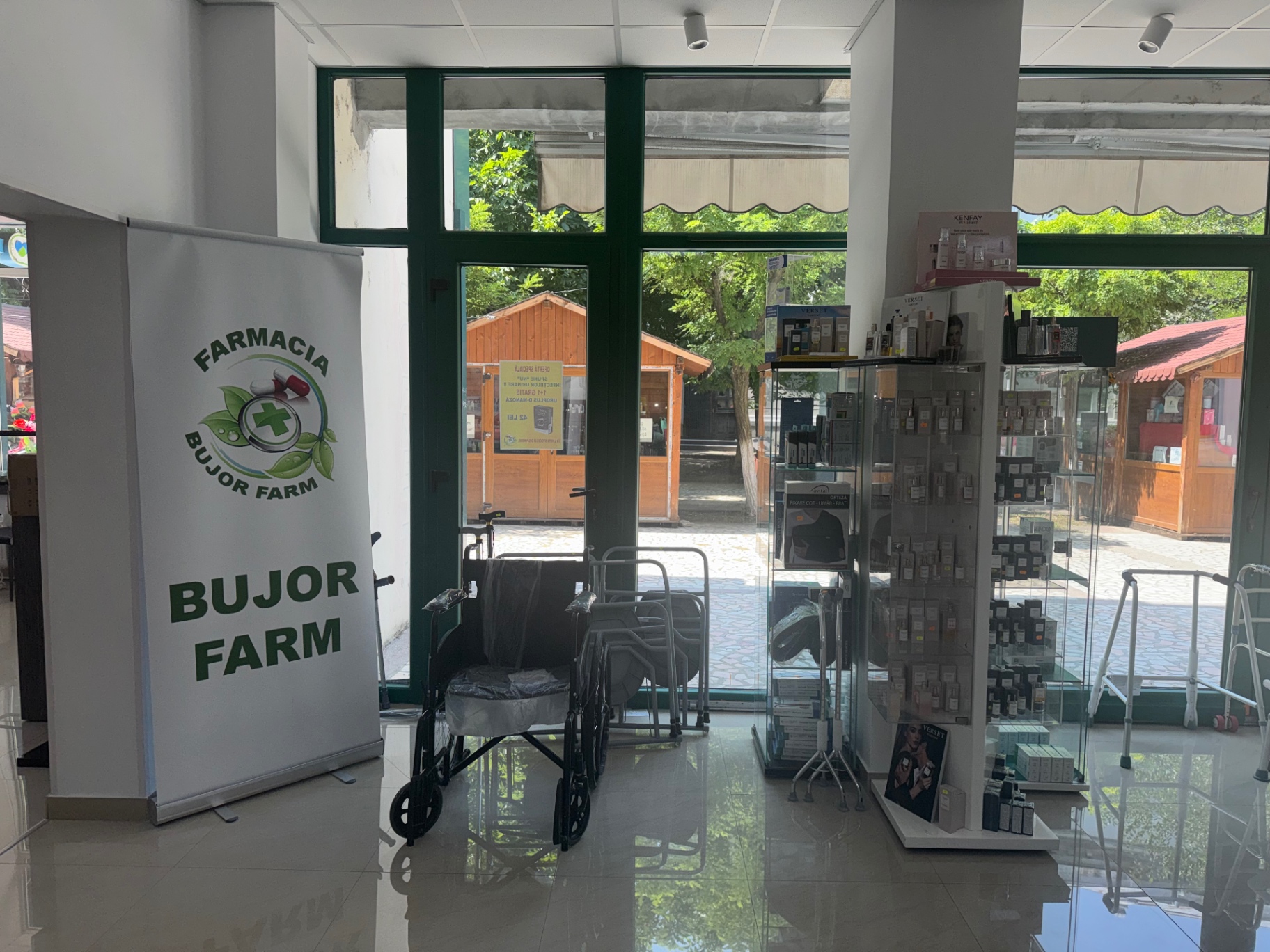 Intrarea în FARMACIA BUJOR FARM cu banner de prezentare