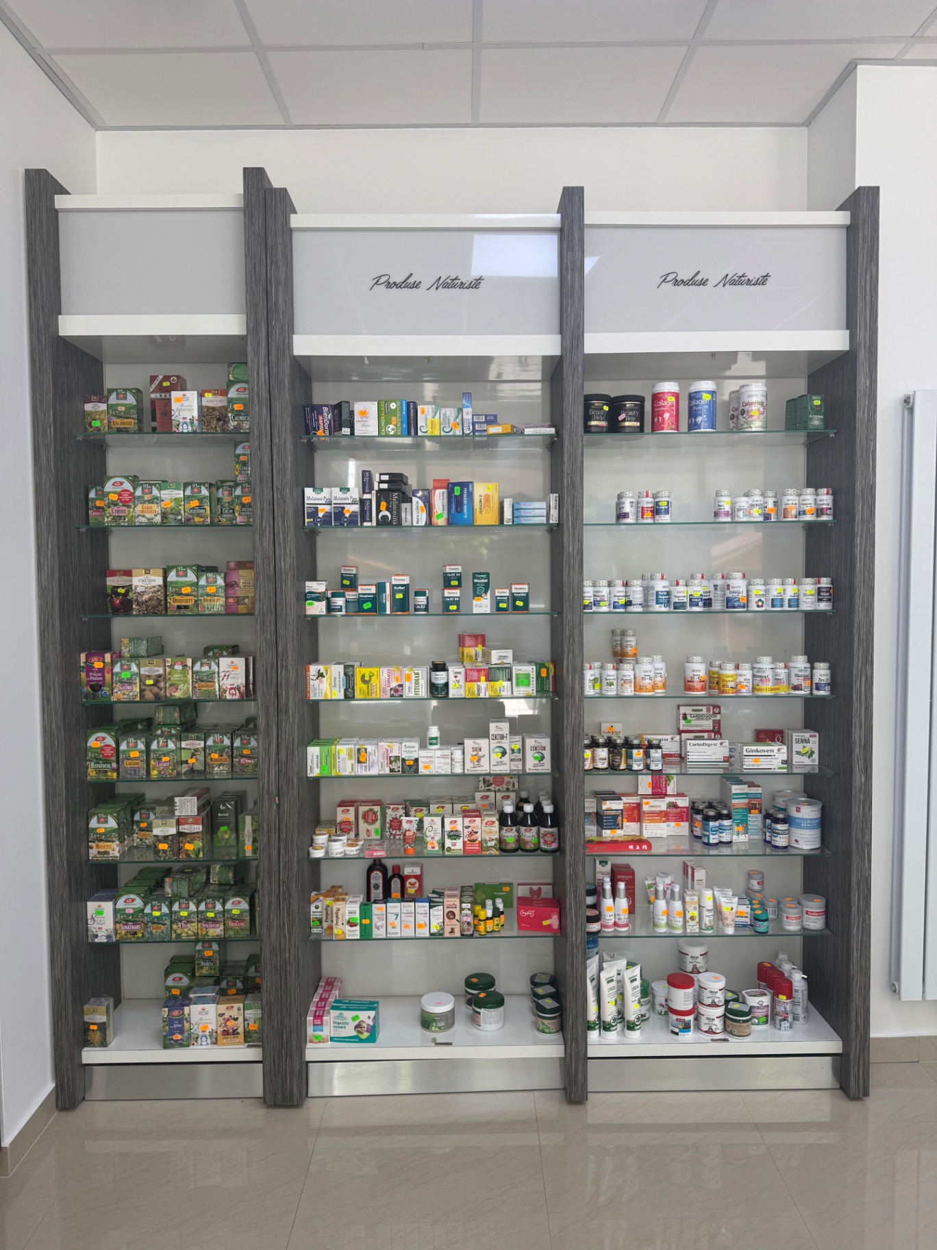 Raft cu produse naturiste și ceaiuri în farmacia BUJOR FARM